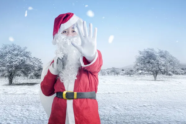 Noel Baba Kostümü Giymiş Asyalı Bir Adam Elinde Kar Yağışı — Stok fotoğraf