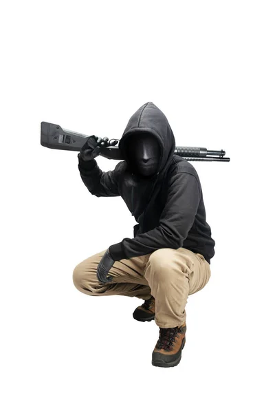 Krimineller Mann Mit Versteckter Maske Sitzt Und Hält Die Schrotflinte — Stockfoto