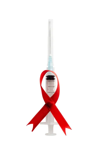 红色带和带白色背景的注射器 Hiv对艾滋病带的认识 — 图库照片