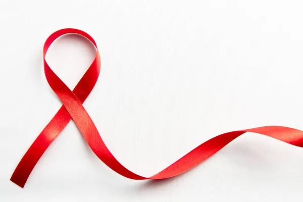 Červená Stuha Bílým Pozadím Hiv Aids Stuha Povědomí — Stock fotografie