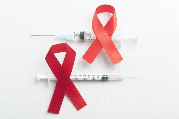 Rood Lint Spuit Met Witte Achtergrond Hiv Aids Lint Bewustzijn — Stockfoto