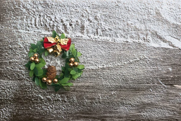 Borový Kužel Zvonkem Zasněženém Dřevěném Pozadí Vánoční Ozdoba — Stock fotografie