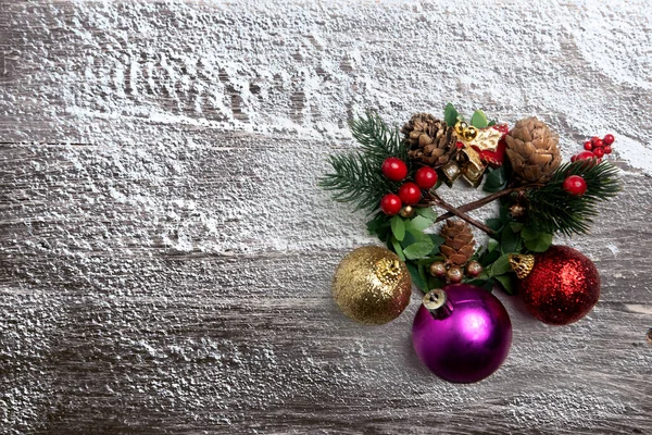 Borový Kužel Zvonkem Barevné Vánoční Míč Zasněženém Dřevěném Pozadí Vánoční — Stock fotografie