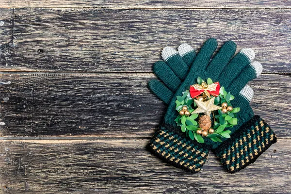 Rękawice Zimowe Szyszką Dzwonkiem Drewnianym Tle Dekoracje Świąteczne — Zdjęcie stockowe