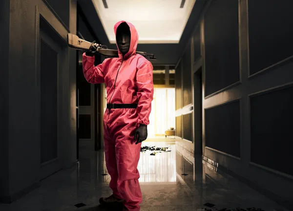 Homem Criminoso Uniforme Guarda Rosa Segurando Espingarda Enquanto Rouba Casa — Fotografia de Stock
