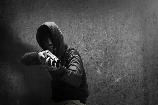 Εγκληματίας Κρυμμένη Μάσκα Που Σημαδεύει Την Καραμπίνα Φόντο Μαύρο Τοίχο — Φωτογραφία Αρχείου