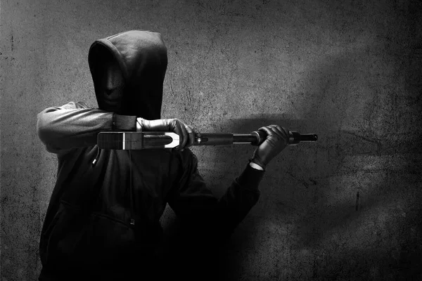 Bűnöző Férfi Egy Rejtett Maszk Fogja Shotgun Fekete Fal Háttér — Stock Fotó