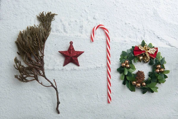 Pine Cone Csengővel Cukornáddal Havas Háttérrel Karácsonyi Dekoráció — Stock Fotó