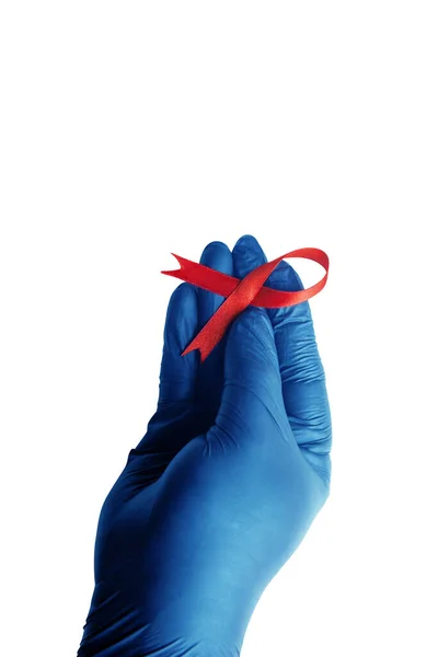 赤いリボンと白い背景を持つ医療用手袋 Hivエイズリボン意識 — ストック写真