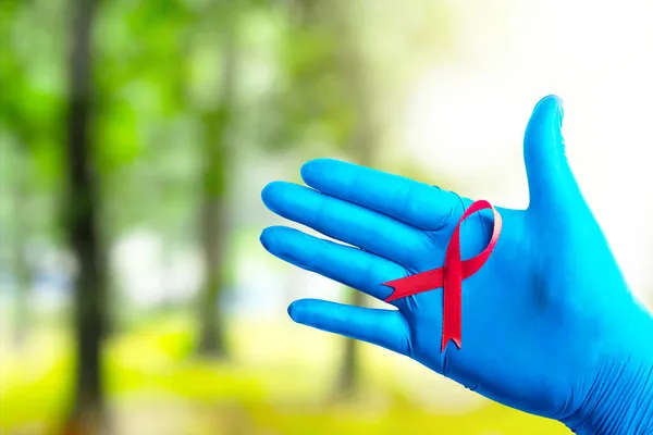 Fita Vermelha Luva Médica Com Fundo Brilhante Hiv Aids Fita — Fotografia de Stock