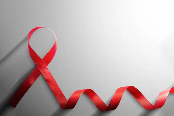 Červená Stuha Bílým Pozadím Hiv Aids Stuha Povědomí — Stock fotografie