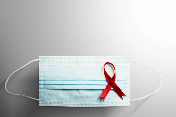 红色缎带和带白色背景的面具 Hiv对艾滋病带的认识 — 图库照片