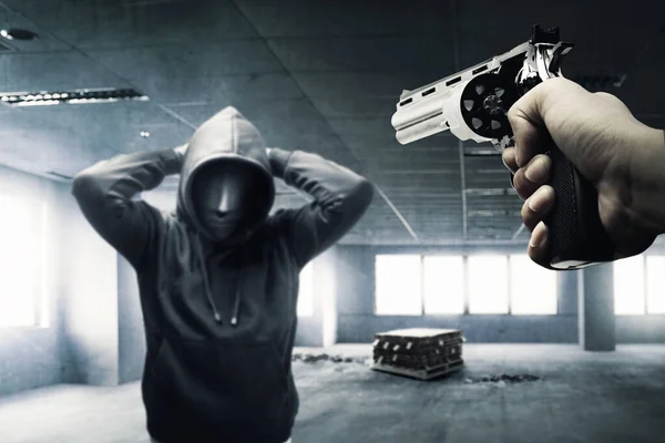 Ένας Εγκληματίας Κρυμμένη Μάσκα Σήκωσε Χέρι Του Πίσω Από Κεφάλι — Φωτογραφία Αρχείου