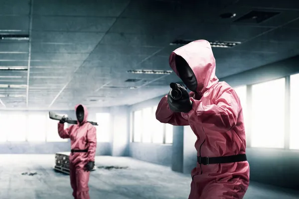 Kriminell Man Rosa Uniform Och Dold Mask Som Håller Hagelgeväret — Stockfoto