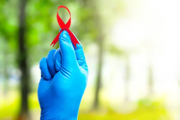 Nastro Rosso Guanto Medico Con Sfondo Brillante Hiv Aids Consapevolezza — Foto Stock