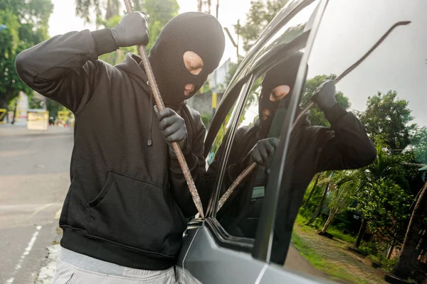 Ladrão Carros Homem Com Uma Ferramenta Tentando Quebrar Carro Janela — Fotografia de Stock