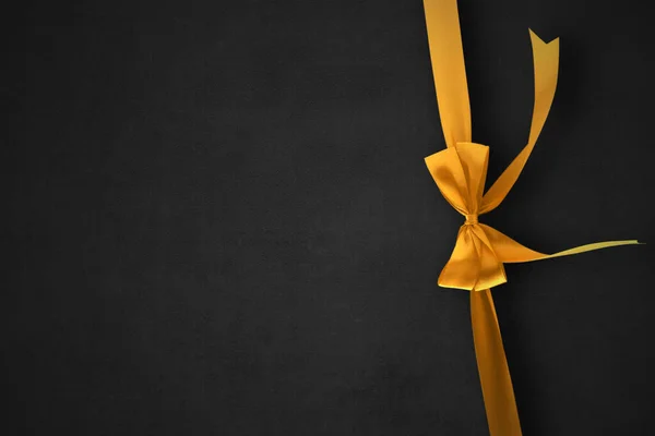 Goldene Schleife Mit Schwarzem Hintergrund — Stockfoto