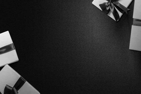 Caja Regalo Blanca Con Cinta Negra Con Fondo Negro Concepto —  Fotos de Stock