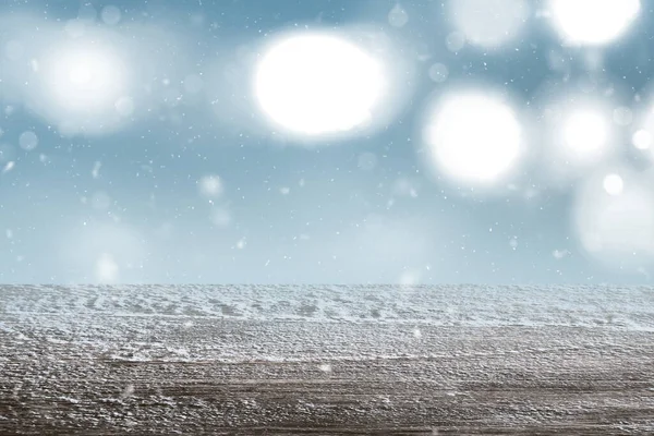 Bulanık ışık arkaplanı olan karlı ahşap masanın yakın görüntüsü