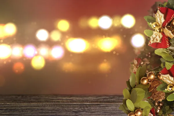 Holztisch Mit Weihnachtsbaum Und Einem Bunten Ornament Mit Verschwommenem Hellen — Stockfoto