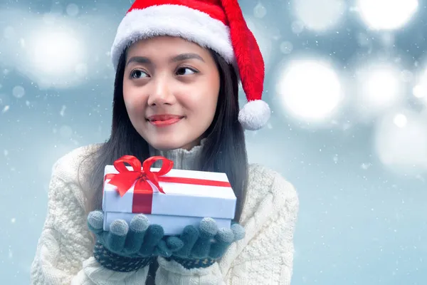 亚洲妇女 头戴冬季手套 头戴圣诞礼帽 头戴白色礼品盒 背阴朦胧 — 图库照片