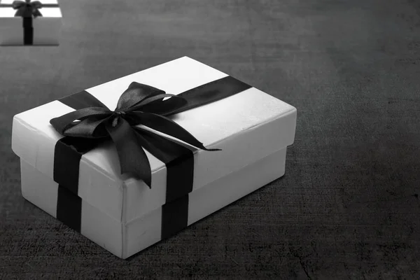 Λευκό Κουτί Δώρου Μαύρη Κορδέλα Στο Πάτωμα Μαύρη Παρασκευή Έννοια — Φωτογραφία Αρχείου