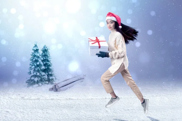 Asiatische Frau Mit Winterhandschuhen Und Weihnachtsmütze Hält Weiße Geschenkschachtel Mit — Stockfoto