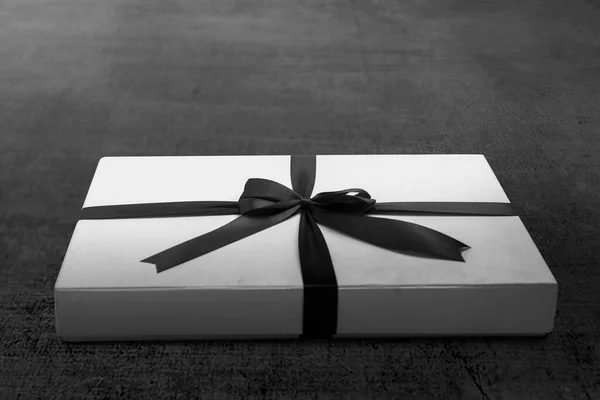 Tapa Caja Regalo Blanca Con Una Cinta Negra Suelo Concepto —  Fotos de Stock