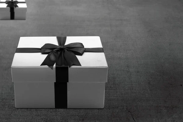 地板上有一条黑色带子的白色礼品盒 黑色星期五概念 — 图库照片