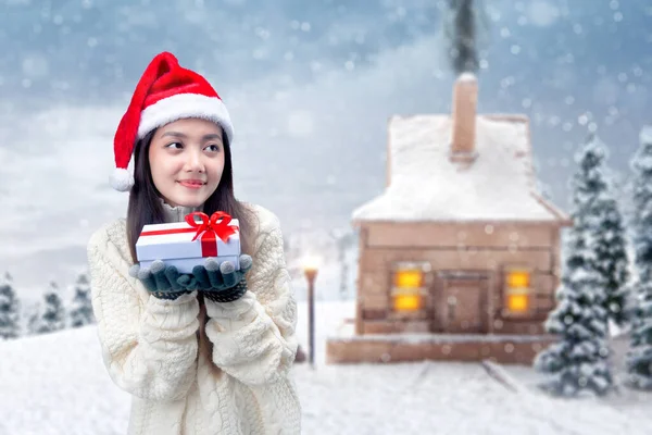Mulher Asiática Com Luvas Inverno Chapéu Santa Segurando Caixa Presente — Fotografia de Stock