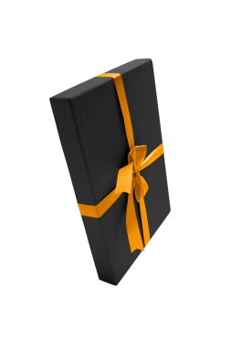 Beyaz arka planda izole edilmiş altın kurdeleli siyah hediye kutusu kapağı