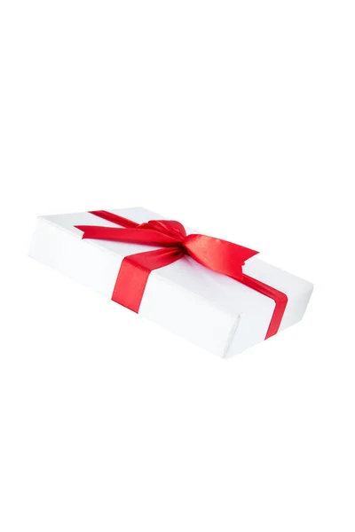 Confezione Regalo Bianca Con Nastro Rosso Isolato Sfondo Bianco — Foto Stock