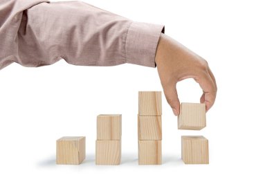 Beyaz arkaplan üzerine izole edilmiş tahta blok oyuncak yığını koy