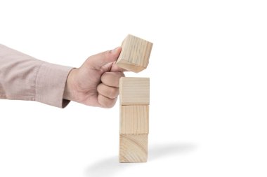 Beyaz arkaplan üzerine izole edilmiş tahta blok oyuncak yığını koy