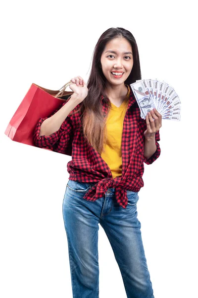 亚洲女人把钱和购物袋隔离在白色背景下 — 图库照片