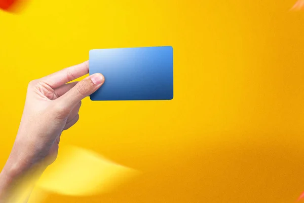 Mão Segurando Cartão Azul Vazio Com Fundo Colorido Cartão Vazio — Fotografia de Stock