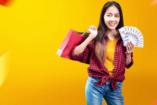 Mujer Asiática Sosteniendo Dinero Bolsa Compras Con Fondo Color — Foto de Stock