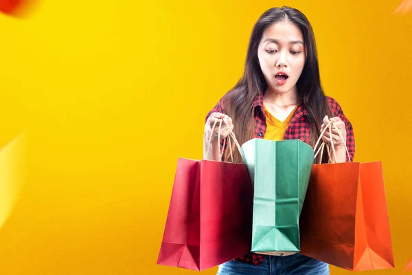Asiatin Trägt Einkaufstüten Mit Farbigem Hintergrund — Stockfoto