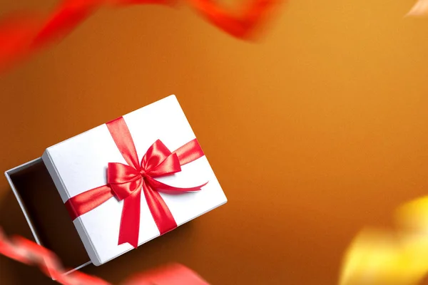 Άνοιξε Ένα Λευκό Κουτί Δώρου Μια Κόκκινη Κορδέλα Χρωματιστό Φόντο — Φωτογραφία Αρχείου
