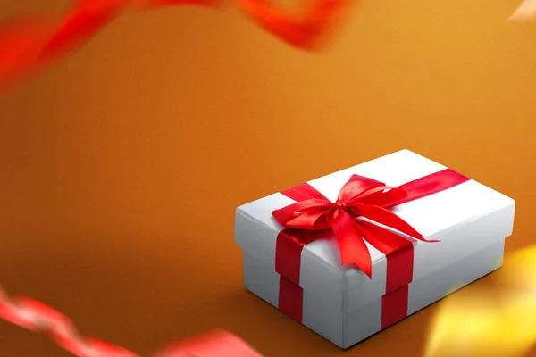 Confezione Regalo Bianca Con Nastro Rosso Con Sfondo Colorato Giorno — Foto Stock