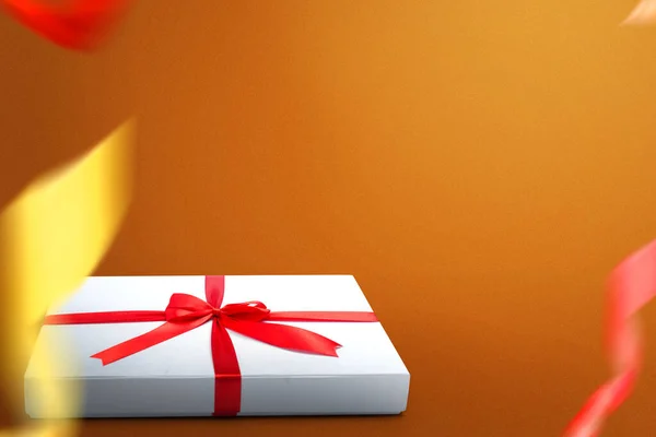 白色礼品盒帽 红色缎带 背景为彩色 节礼日 — 图库照片