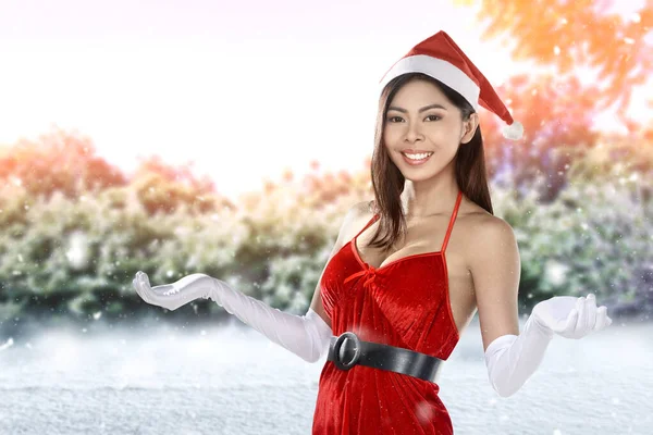 Asiatische Frau Weihnachtsmannkostüm Steht Auf Dem Schneefeld Mit Schneefall Hintergrund — Stockfoto