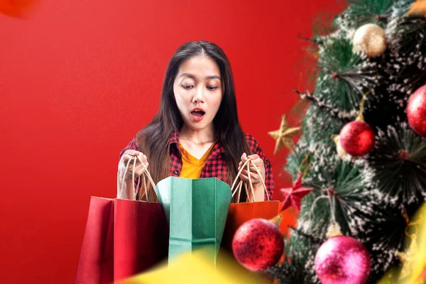 Árvore Natal Decorada Com Mulher Asiática Abrindo Saco Compras Fundo — Fotografia de Stock