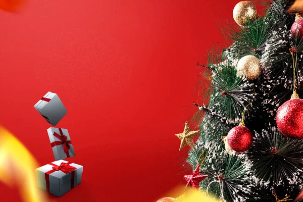 Διακοσμημένο Χριστουγεννιάτικο Δέντρο Λευκό Κουτί Δώρου Κόκκινη Κορδέλα Χρωματιστό Φόντο — Φωτογραφία Αρχείου