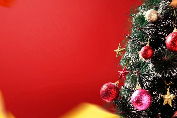 Árbol Navidad Decorado Con Luces Coloridas Adornos Con Fondo Color —  Fotos de Stock