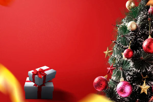 Geschmückter Weihnachtsbaum Mit Weißer Geschenkschachtel Mit Roter Schleife Auf Farbigem — Stockfoto
