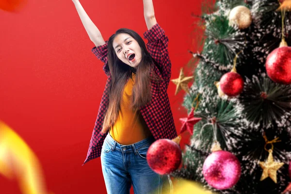 Geschmückter Weihnachtsbaum Mit Asiatischer Frau Auf Farbigem Hintergrund Der Zweite — Stockfoto