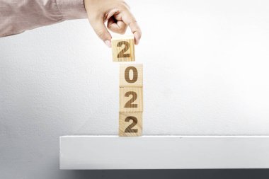 El 2022 'yi tahta küpün üstüne koydu. Mutlu yıllar 2022