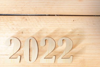 Ahşap arka planda 2022. Mutlu yıllar 2022