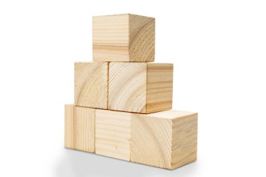 Beyaz arkaplanda izole edilmiş tahta blok oyuncağı yığını